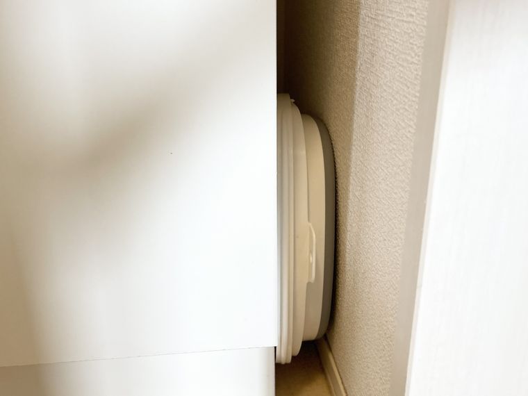 隙間に収納したダイソーの折りたたみ角バケツ 7.5L