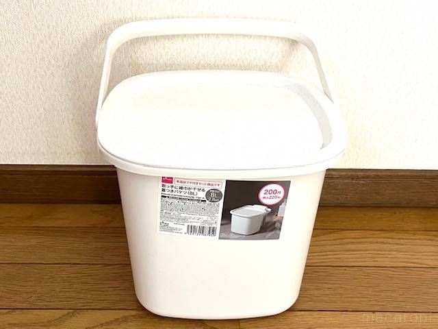 取っ手に雑巾がかけられる便利なダイソーのバケツが置いてある