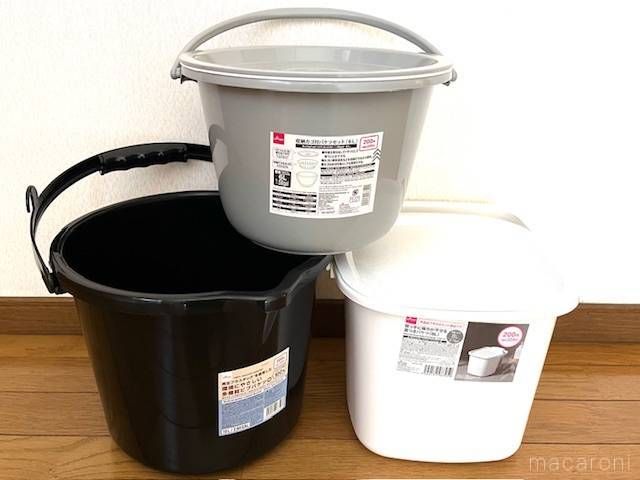 床に置かれているダイソーの3種類のバケツ