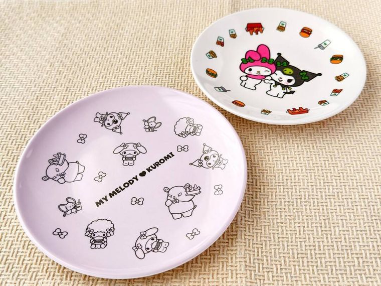 マイメロディクロミモスバーガー2026モス福袋のメラミンプレート2枚セットをテーブルに置いている様子