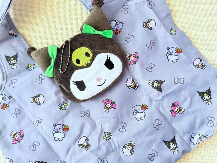 クロミがついたフェイスポーチ付きエコバッグのエコバッグ部分を広げて置かれている様子