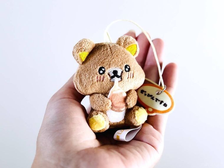 手のひらにのせたぬいぐるみ