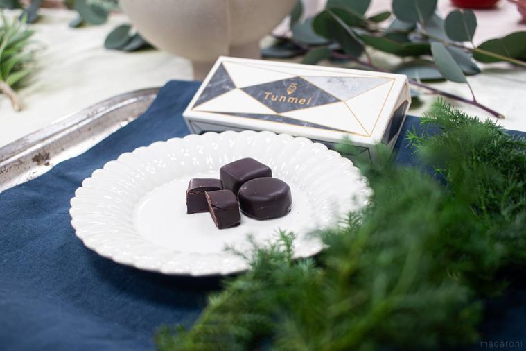 白いお皿にのった3つのトゥンメル ボンボンショコラ カカオセレクション