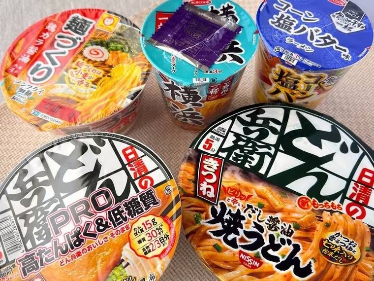 詰めすぎチャレンジ あふれそうなハッピー 2025福袋の中身を並べた様子