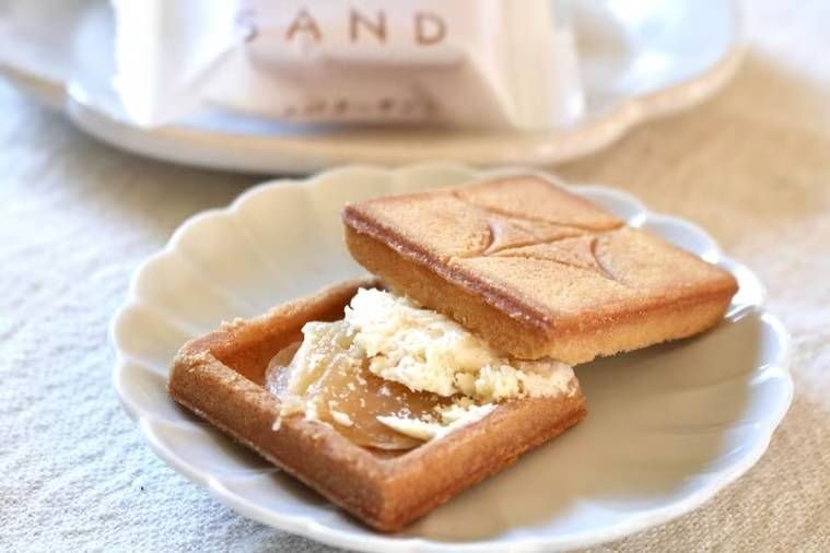 プレスバターサンドのバターサンドを皿に盛り付けた様子