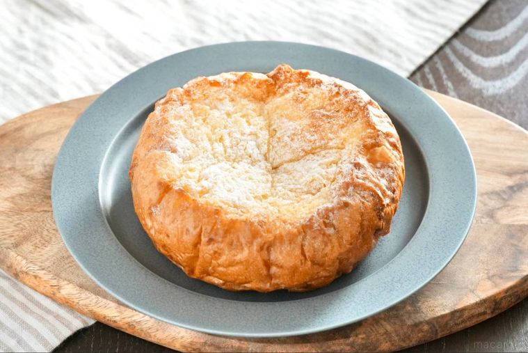 木のカッティングボードとグレーの皿にのったフレンチトースト