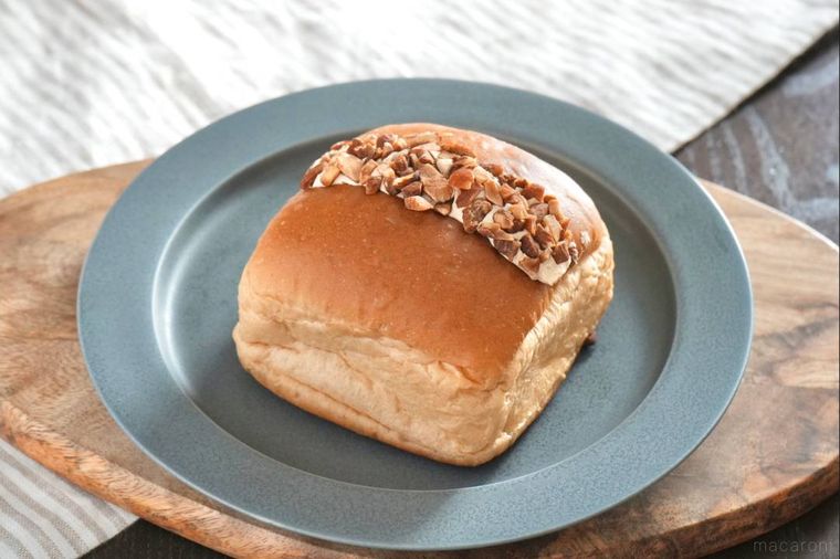 木のカッティングボードとグレーの皿にのったコーヒーホイップパン