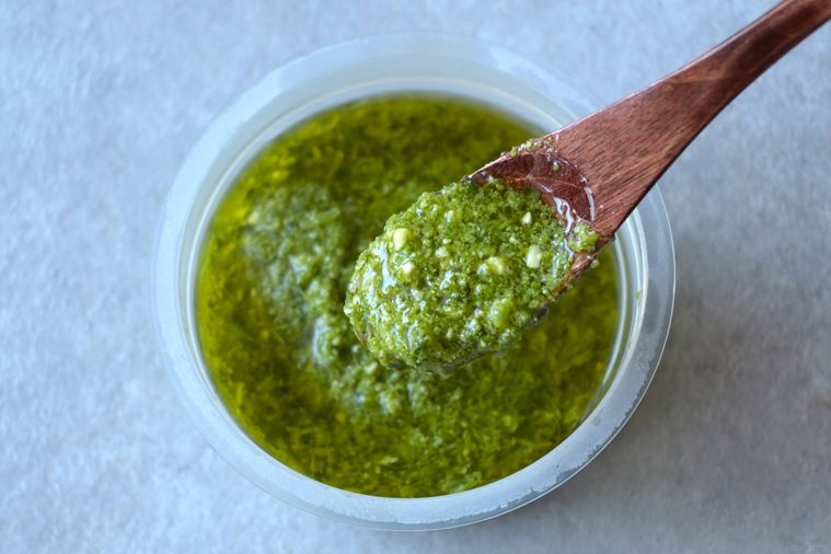 バジルペーストを木のスプーンですくう様子