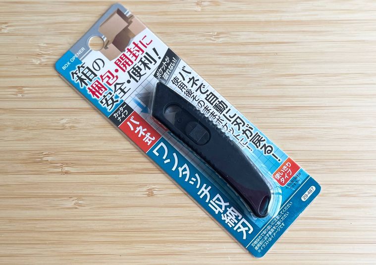 キャンドゥのバネ式ワンタッチ収納刃カッターナイフ