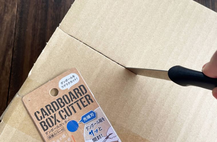 セリアダンボールカッターを使っている写真