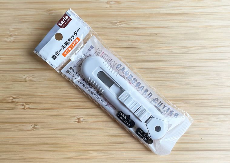 セリア段ボール用カッター マグネット付きのパッケージ