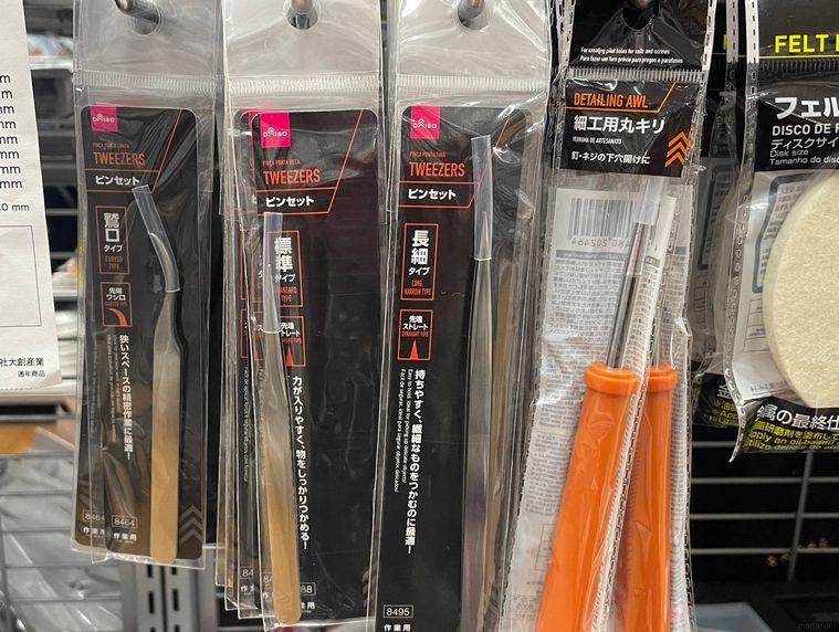 ダイソーの工具コーナーに陳列されたピンセット
