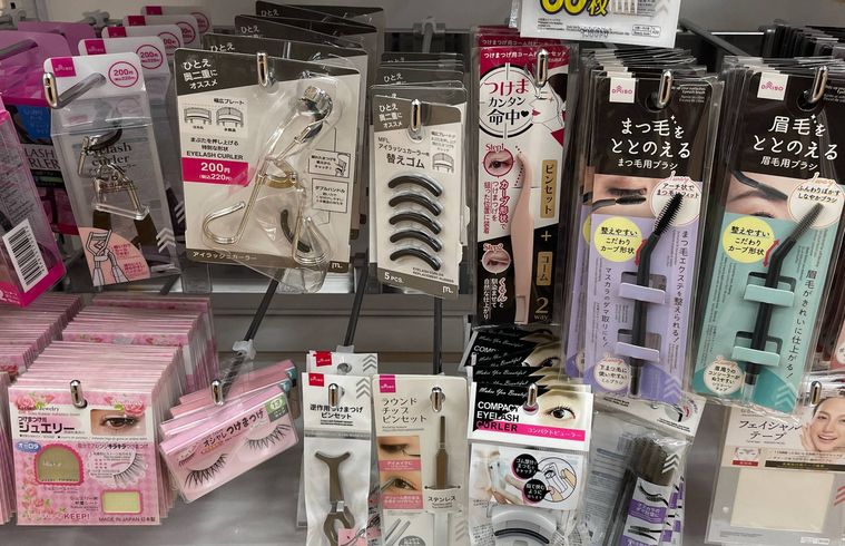 ダイソーのメイクグッズコーナー