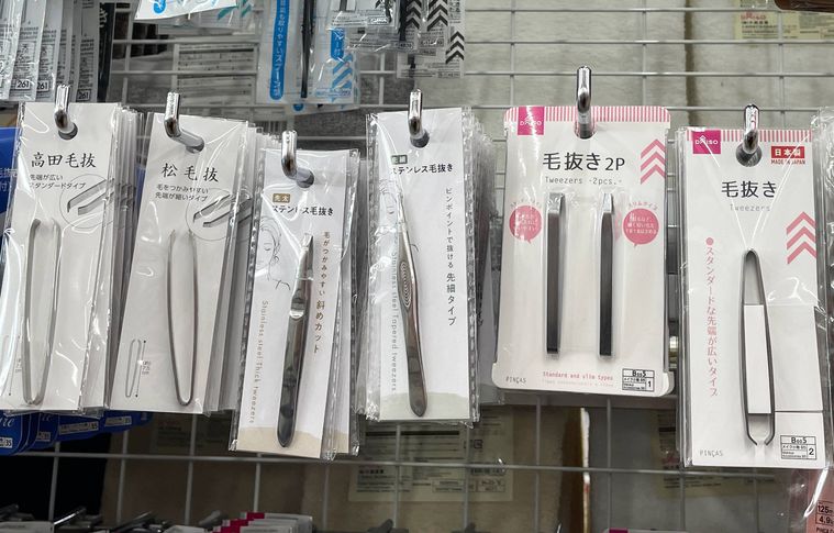 ダイソーで販売されている毛抜きのラインアップ