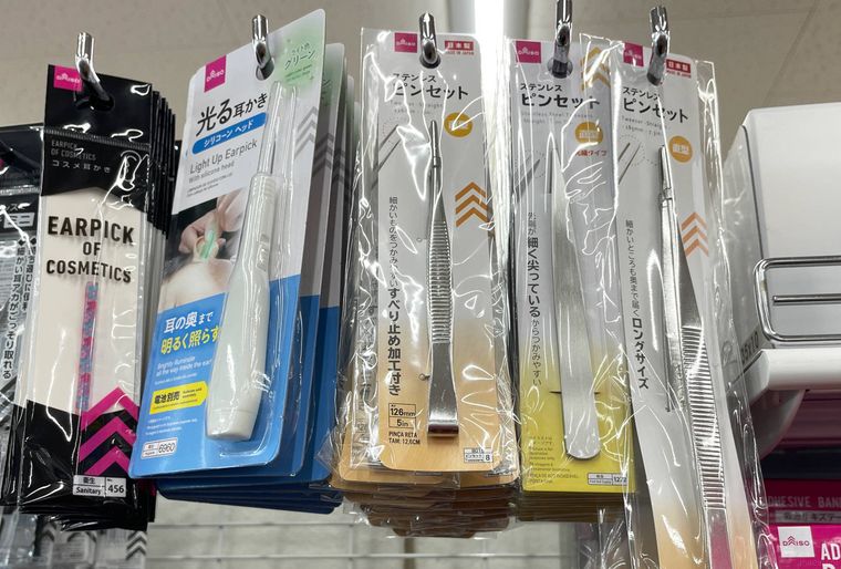 ダイソー店内のピンセットコーナー