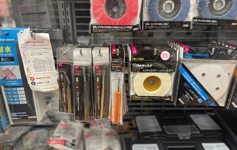 ダイソーの工具コーナーに並んだピンセット