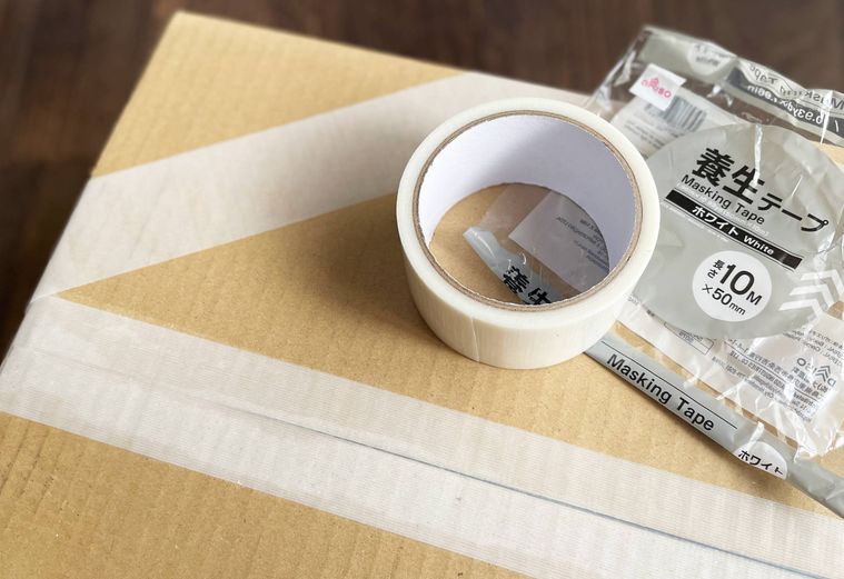 ダンボールに養生テープを貼った画像