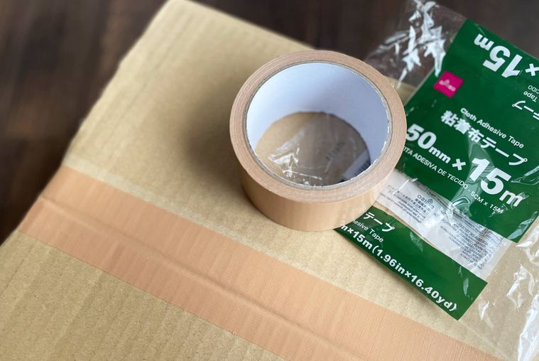 段ボールに布テープを貼った画像