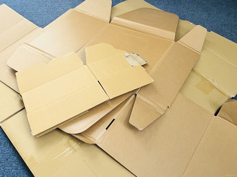 散らばったダンボール