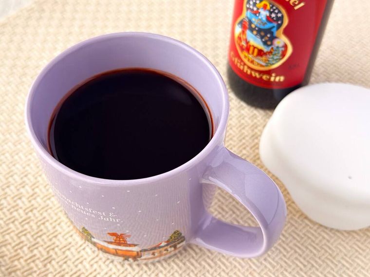 専用マグカップに注がれたグリューワインセット赤が置かれている様子