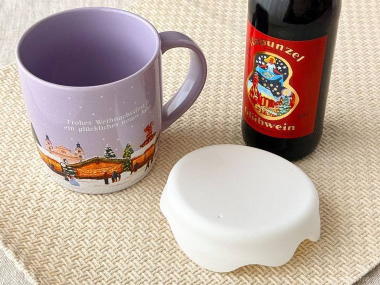 カルディお酒グリューワインセット赤1セットの中身がテーブルの上に置かれている様子