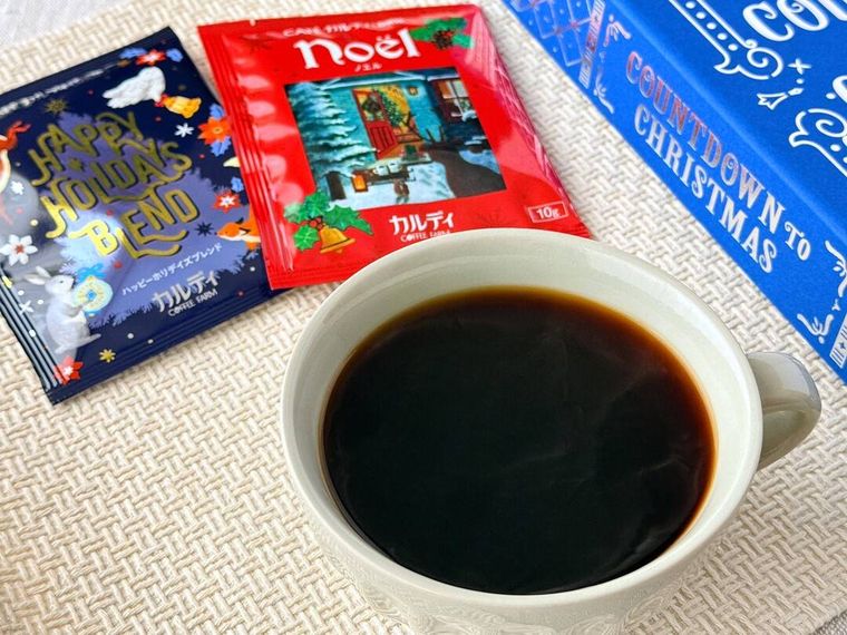 マグカップにドリップコーヒー クリスマスカレンダー2025のコーヒーが注がれている様子