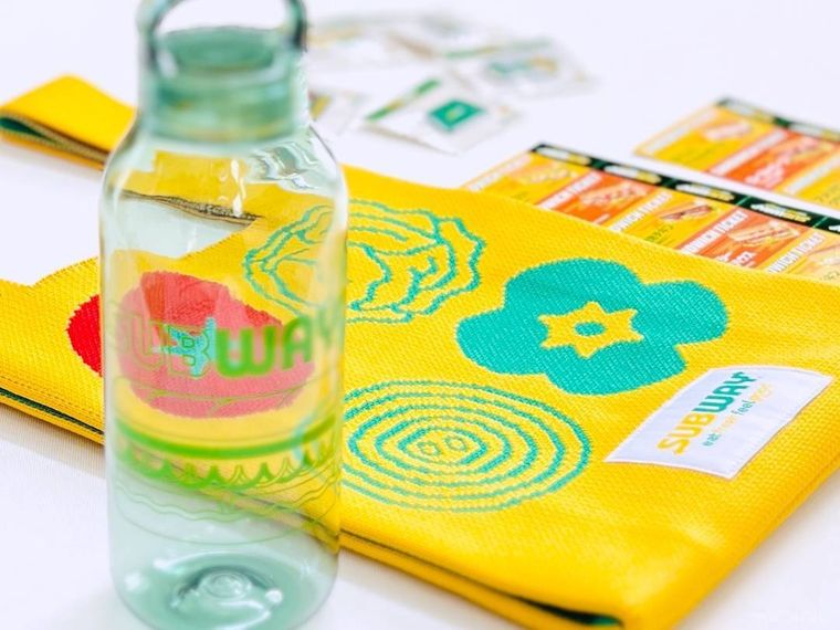 サブウェイ 2026 福袋の中身を並べた様子