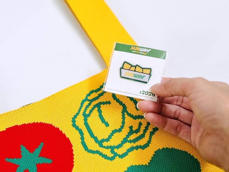 サブウェイ 2026 福袋のオリジナルニットバッグとピンバッチ