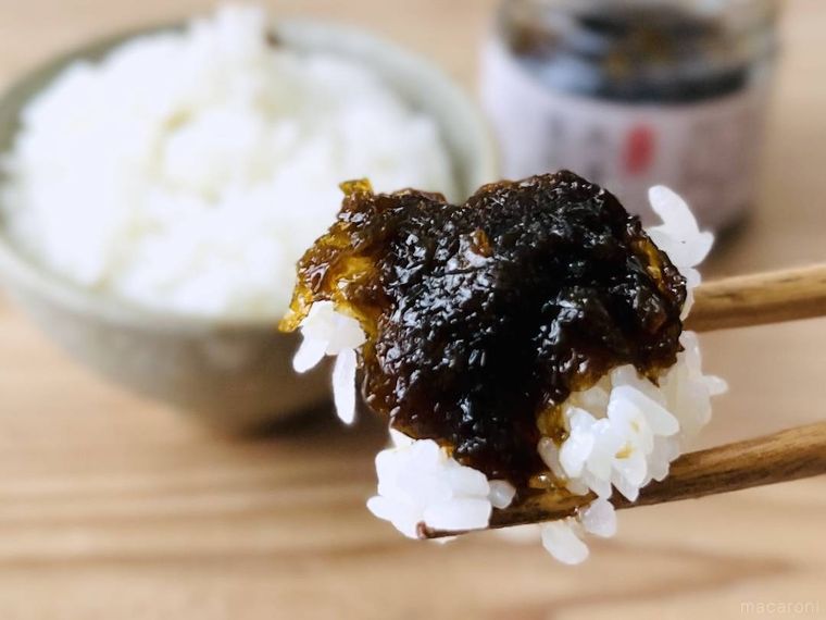 大戸屋 生のり佃煮がかかったご飯を箸で持ち上げている様子