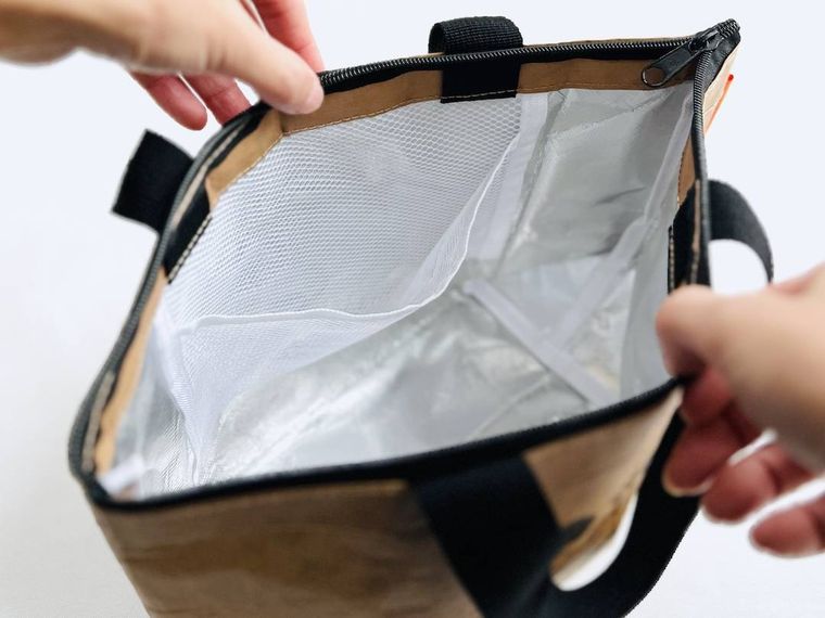 大戸屋オリジナルお弁当バッグを開いている様子