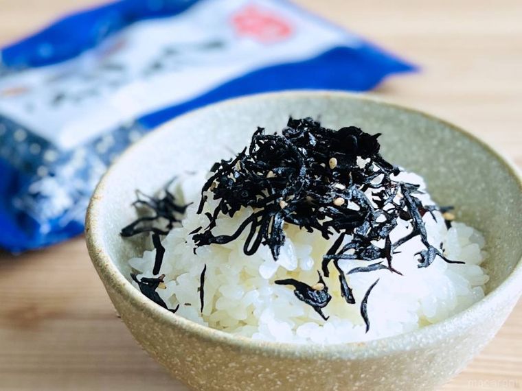 ご飯にしそひじきをかけた様子