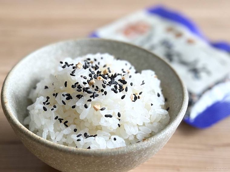 ごはんにごまめしおをかけた様子
