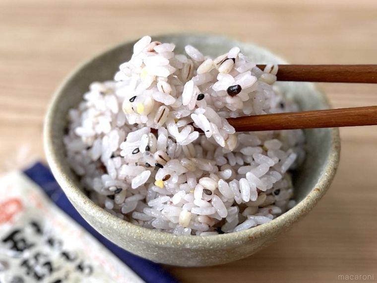 五穀ご飯を箸で持ち上げている様子