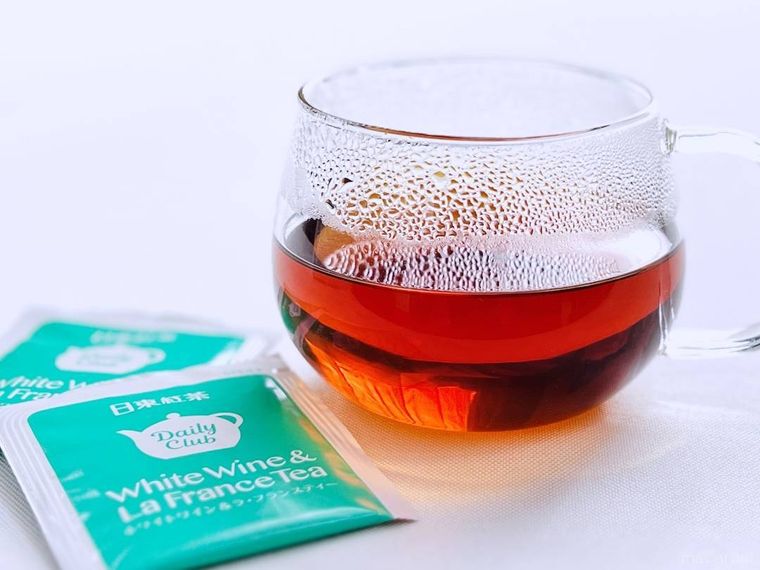 デイリークラブ ホワイトワインラ・フランスティー ティーバッグと、紅茶が入ったカップ
