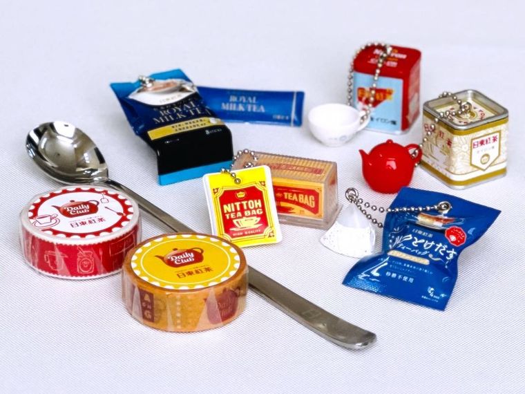 日東紅茶のミニチャーム、マスキングテープ、スプーンを並べた様子