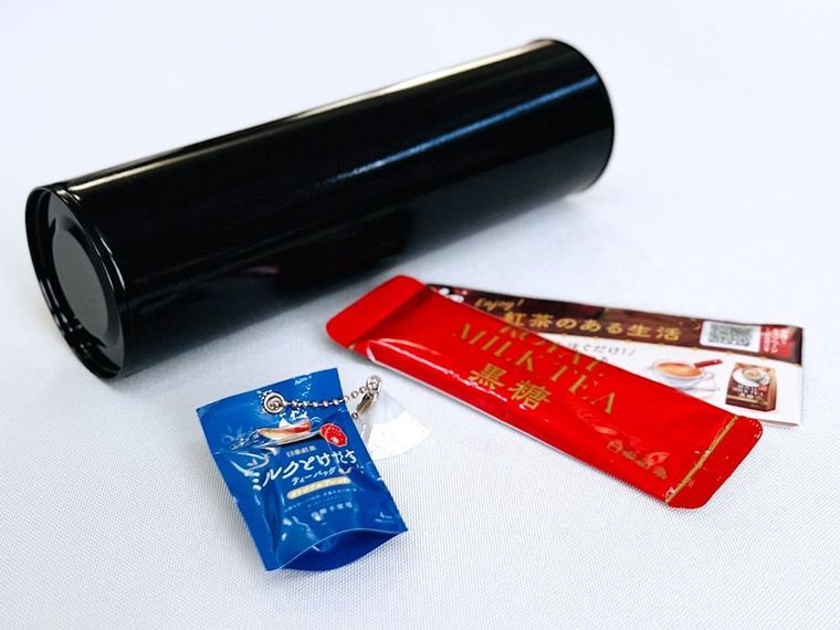 黒い筒形缶、ロイヤルミルクティー黒糖の試供品、ミニチャーム