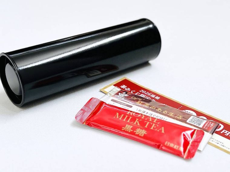 黒い筒型缶、ロイヤルミルクティー黒糖の試供品、買い物クーポン