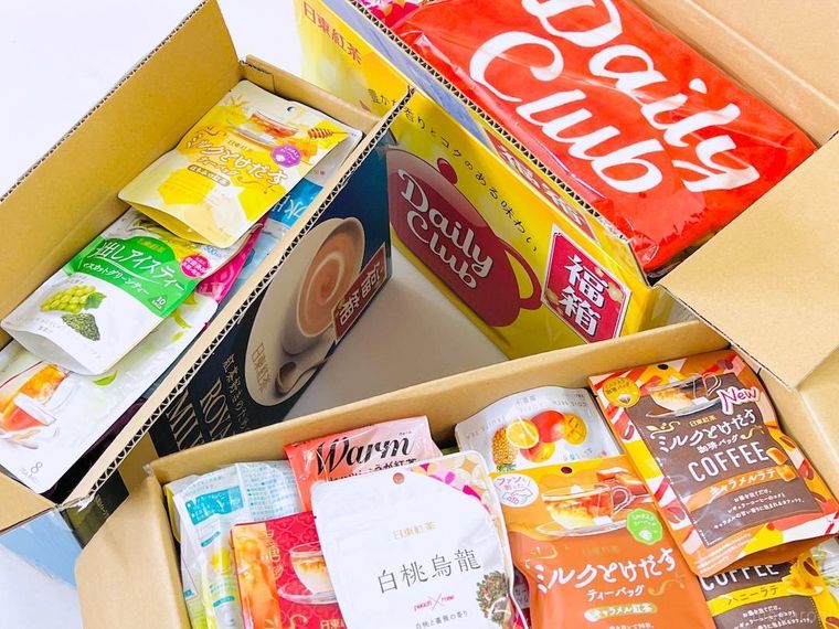 日東紅茶の3種類の新春福箱2026を開封した様子