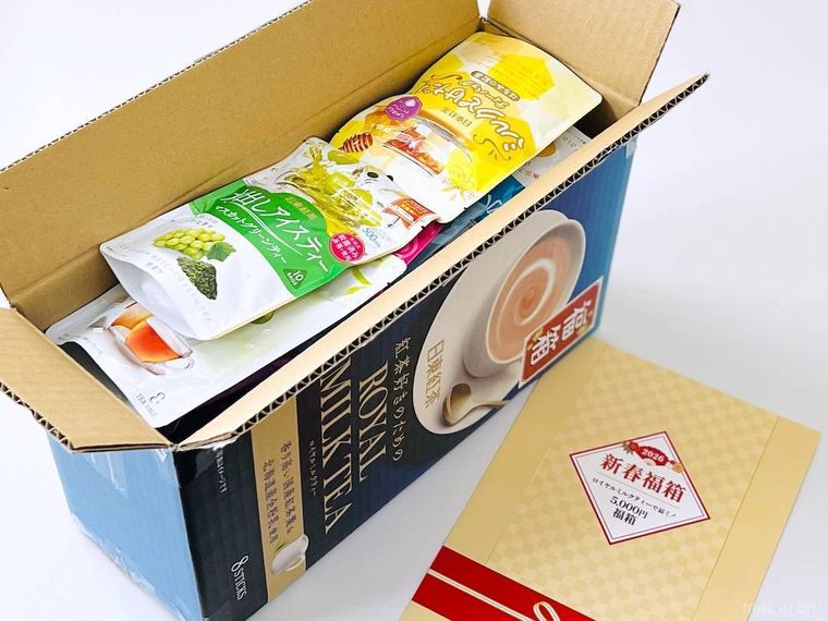 ロイヤルミルクティー で届く 5000円福箱を開封した様子