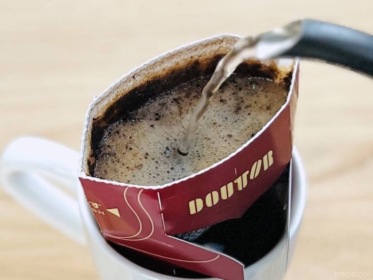 ドトールコーヒーショップのドリップカフェにお湯を注いでいる様子