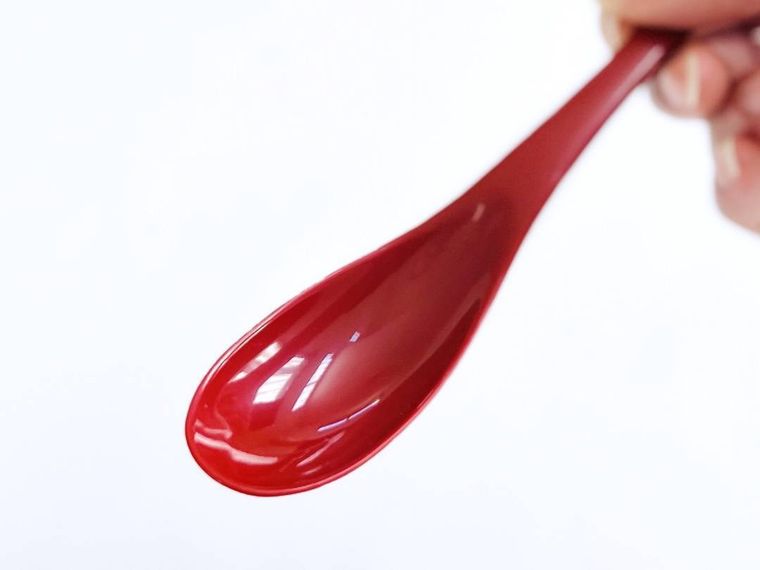 なか卯の福袋の赤さじを手で持っている様子