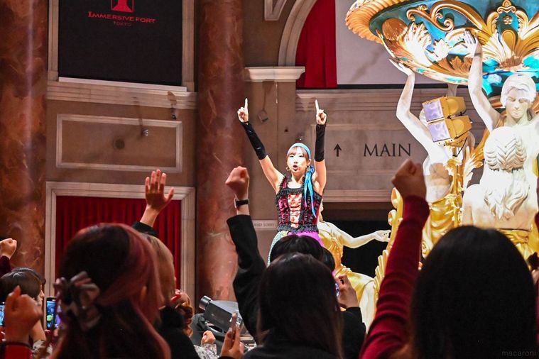 踊っている役者とゲスト