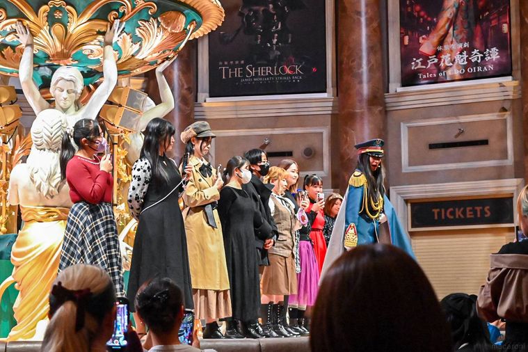 舞台に立っている役者とお客さん