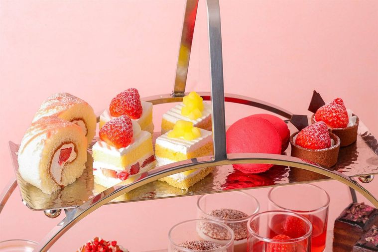 上段いちごとメロンの華やかスイーツ