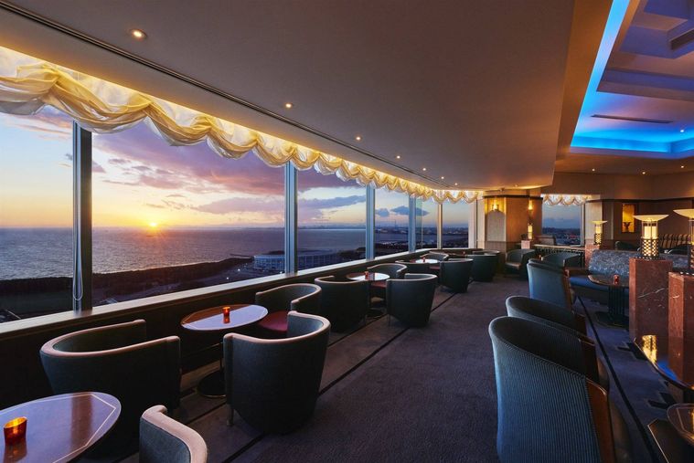 3. ホテル最上階からの絶景とともに2