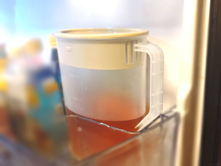 耐熱ピッチャーのなかにお茶を入れ、冷蔵庫に入れている状態