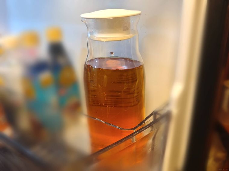 ウォーターポットを冷蔵庫に入れている様子