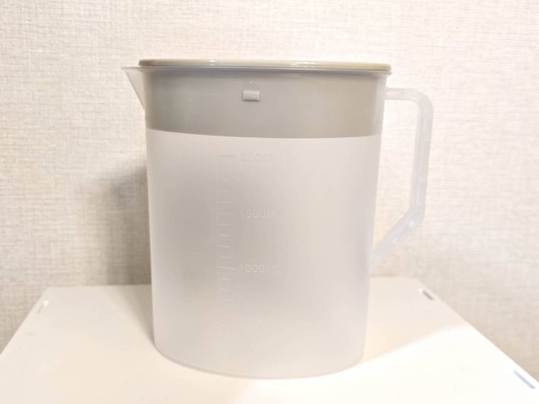 耐熱ピッチャーが机の上に置いてある