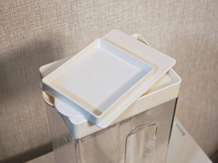 横置きできる冷水筒が机の上に置いてある