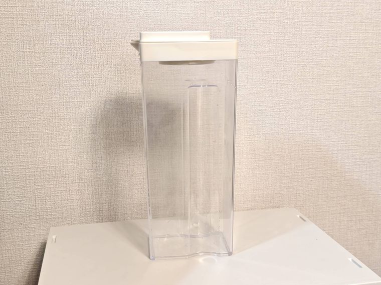 横置きできる冷水筒が机の上に置いてある